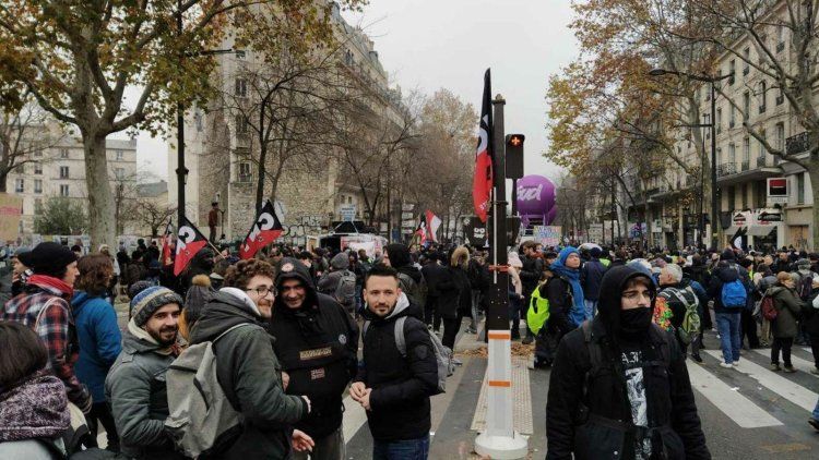 В Париже забастовка работников транспорта продлится до 9 декабря.