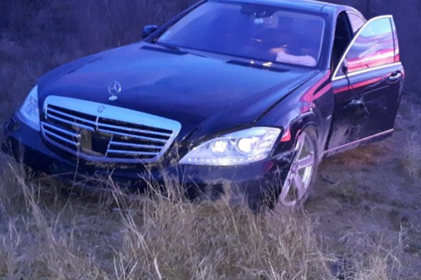 66-летний водитель Mercedes-Benz S350 не справился с управлением и вылетел с трассы.
