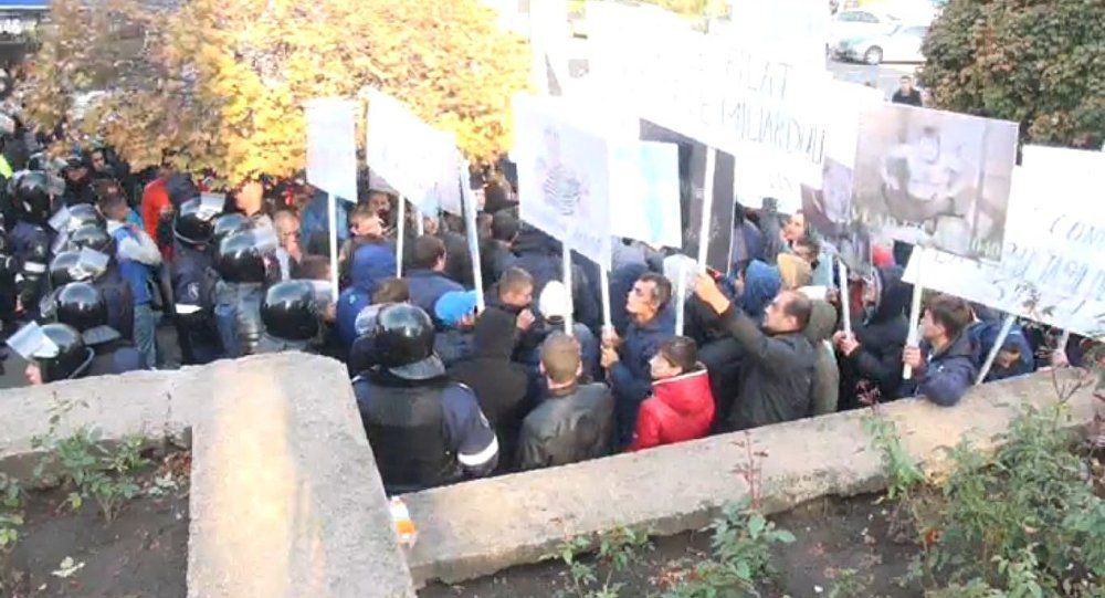 Бойцы спецназа разделили две группы митингующих у здания суда сектора Буюкань в Кишиневе.