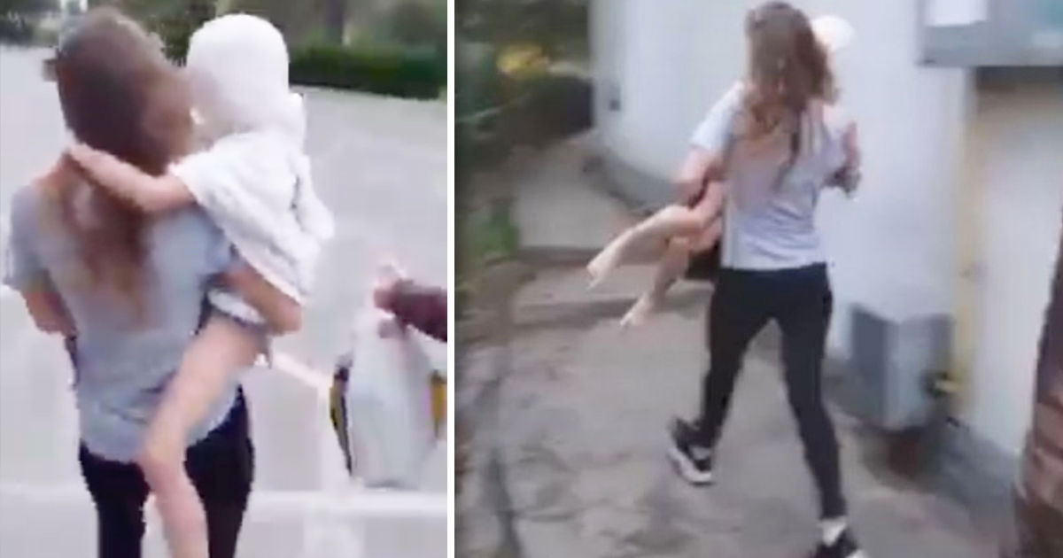 В Констанце женщина пыталась бросить дочь под машины, считая ее одержимой.