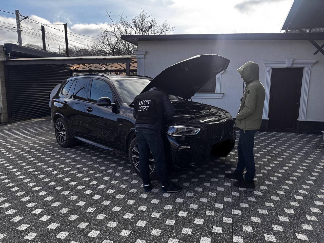 Полиция Молдовы разоблачила сеть контрабанды роскошных автомобилей из ЕС.