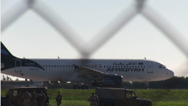 Piraţii au eliberat 65 de pasageri de la bordul aeronavei deturnate în Malta. 