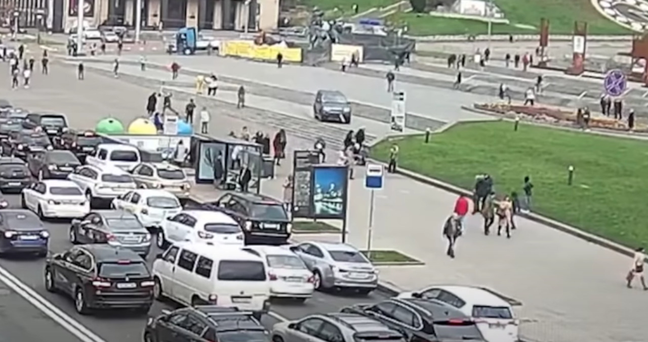 В центре Киева водитель влетел в остановку: погибли 2 человека.