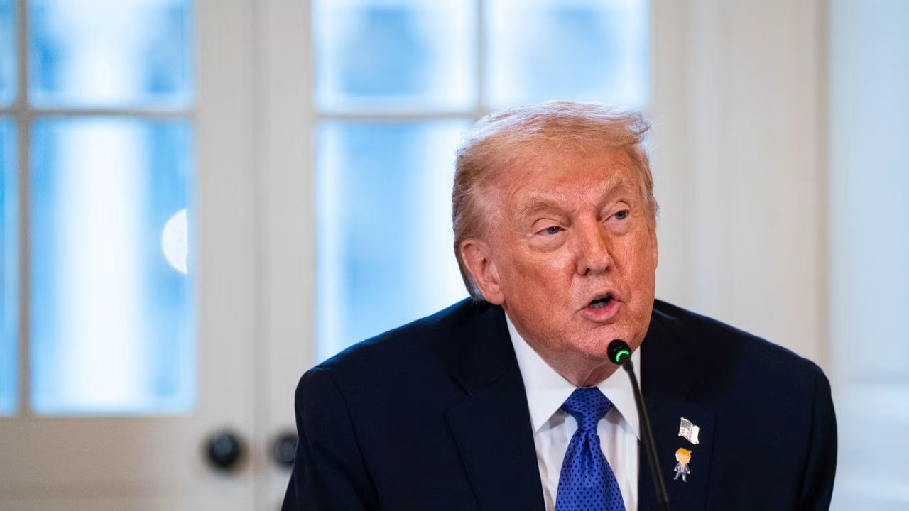 Trump a introdus taxe vamale de 25% pentru țările care fac afaceri cu Iranul.
