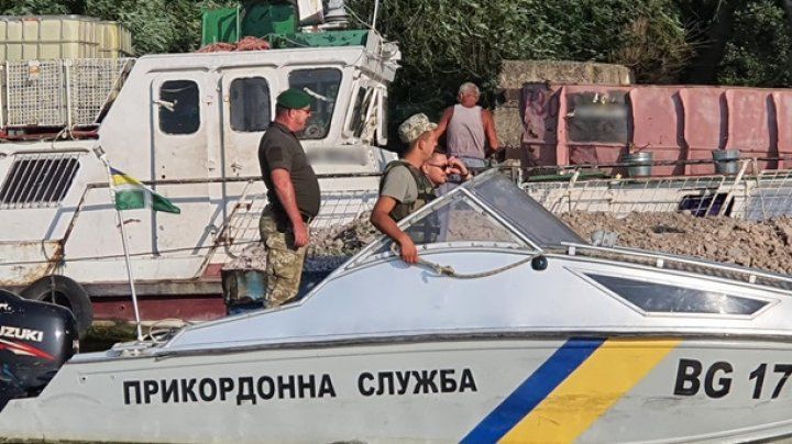 Пограничники задержали румынское судно в дельте Дуная.