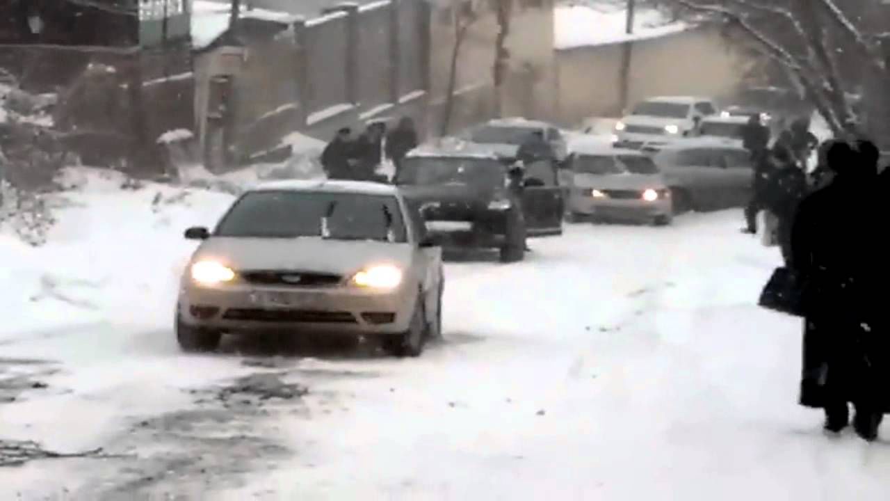 На юге и в центральных районах ожидаются осадки в виде снега и мокрого снега.