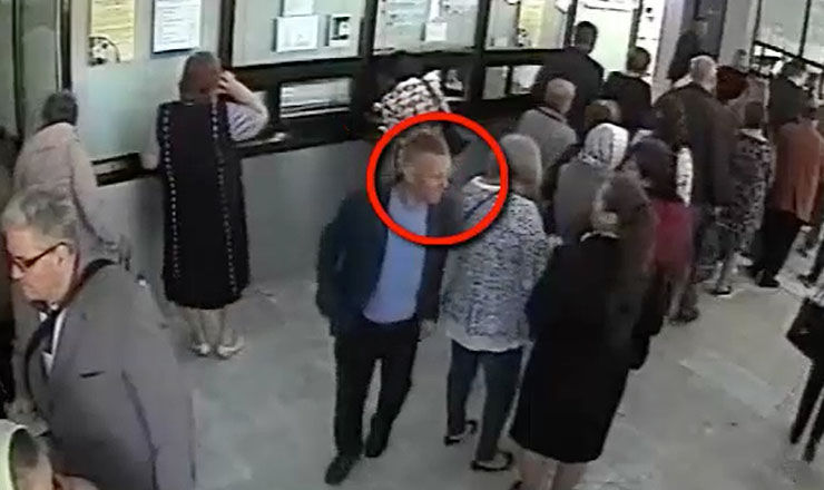В холле одной из больниц мужчина украл из сумки у женщины финансовые средства.