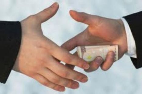 Un ofiţer de investigaţie al Biroului Crime Grave al Inspectoratului de Poliţie Floreşti este învinuit de procurori de comiterea actelor de corupţie.