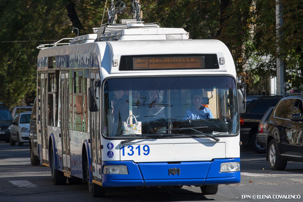 Troleibuzul fără fir se poate alimenta de la bateriile acumulatoare pe o distanta de până la 50 de kilometri.