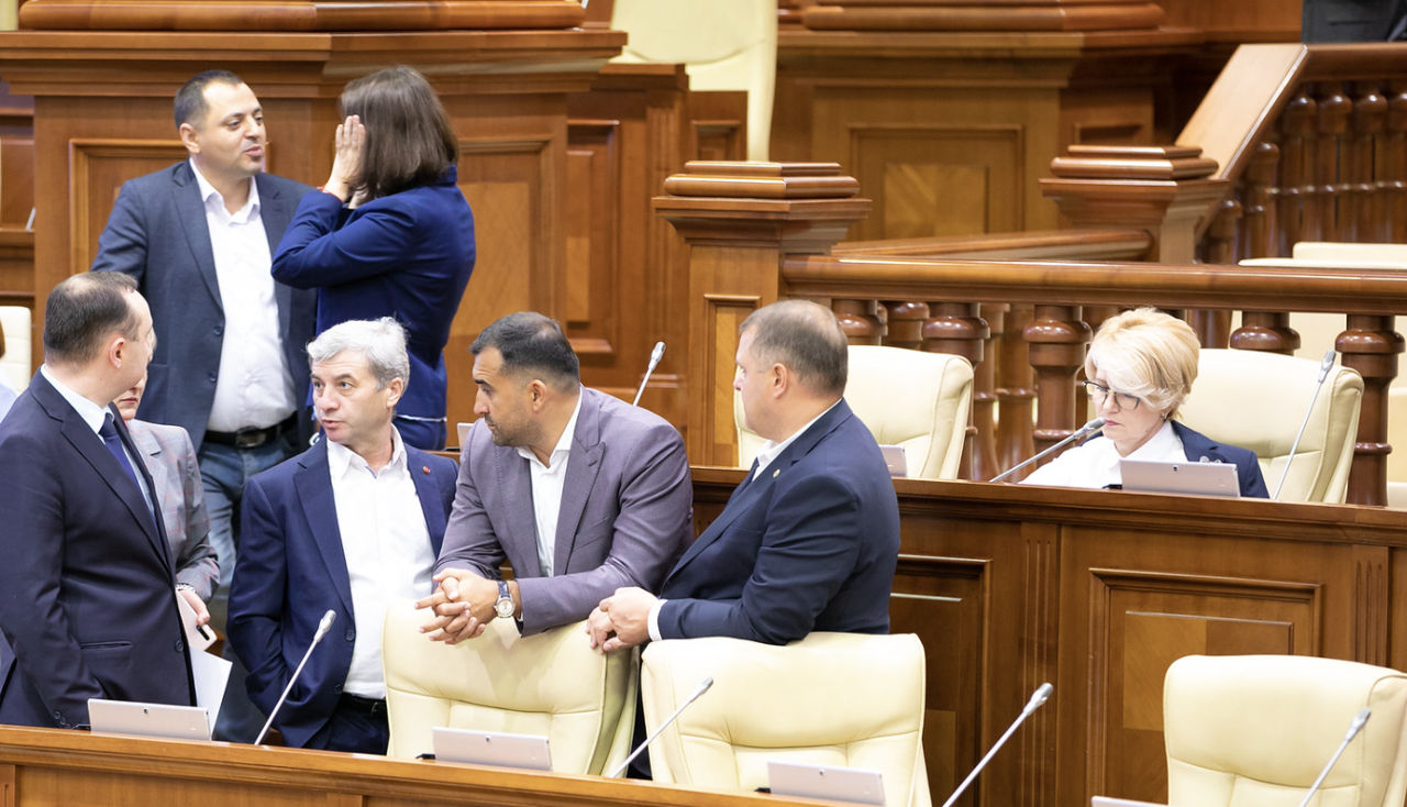 В парламенте снова спросили об отношении БКС к войне: Там драма, мы все хотим мира. Коллаж: Point.md