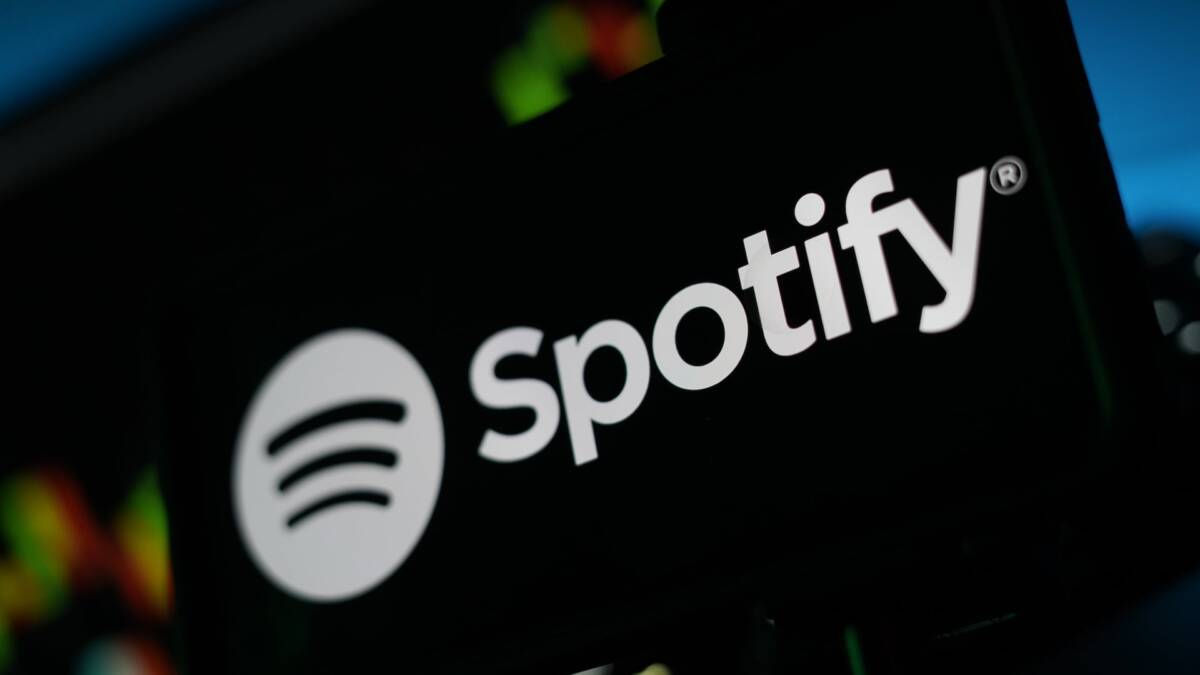 Spotify начнет маркировать ИИ-исполнителей значком AI Persona.