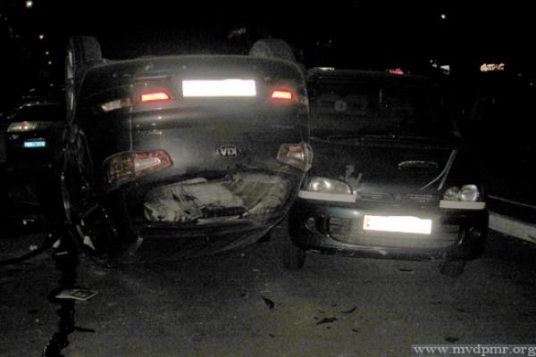 В Тирасполе в ДТП пострадали две припаркованные иномарки.