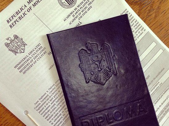 За выдачу одного такого документа в течение нескольких часов или дней подозреваемые требовали 50 евро.