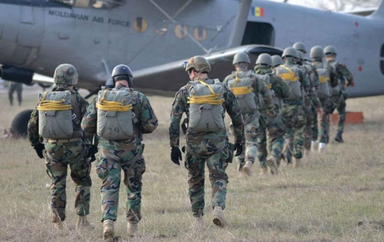 Militarii Armatei Naționale execută salturi cu parașuta la Bălți.