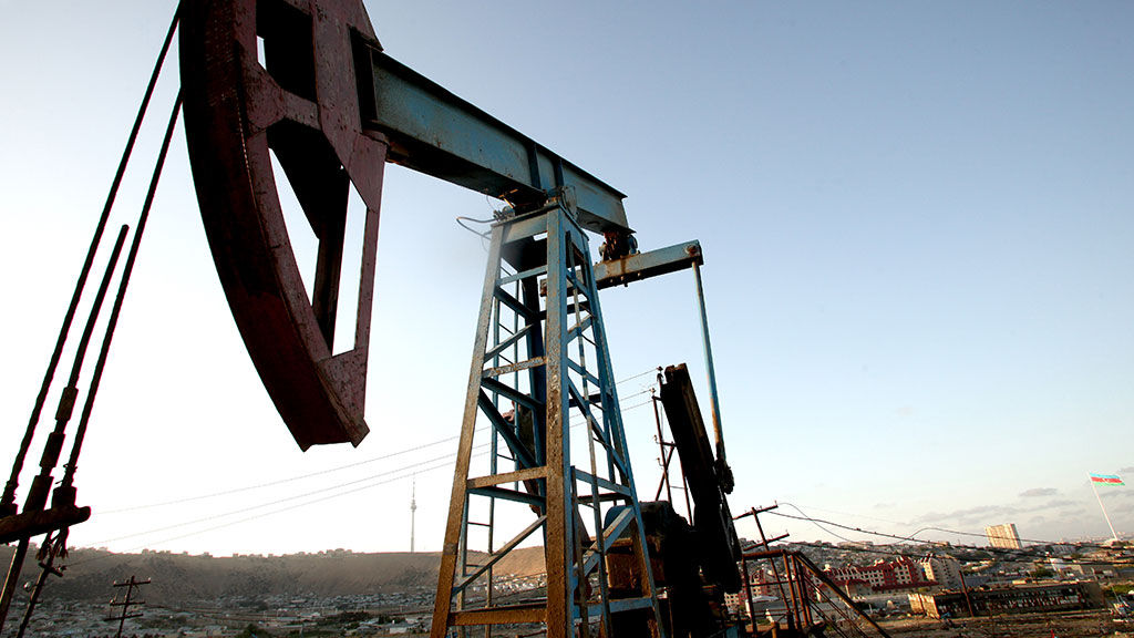 Рост нефтяных котировок позволил начать 2017 год с укрепления к доллару и евро.