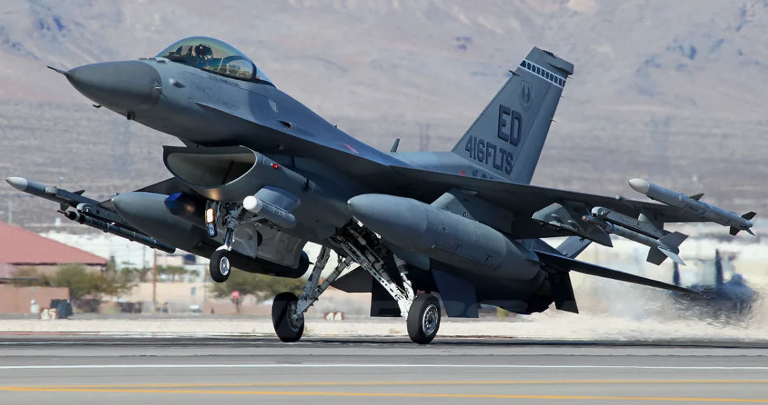 США отказались отправить в Украину техников для F-16.