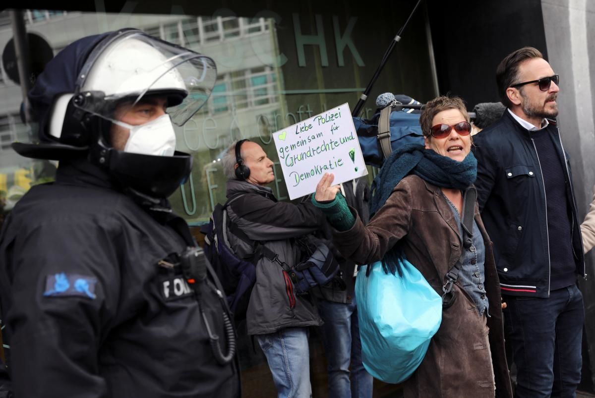 В Берлине около тысячи человек протестовали против карантина.