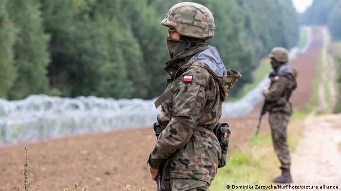 Польша объявила боевую готовность на границе с Беларусью.