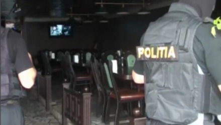 По данным полицейских, владелец ресторана получал крупную прибыль без уплаты налогов в государственный бюджет.