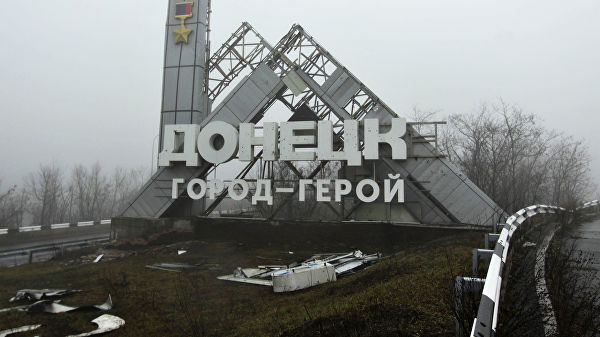 В Донецке подорвали опору железнодорожного моста.