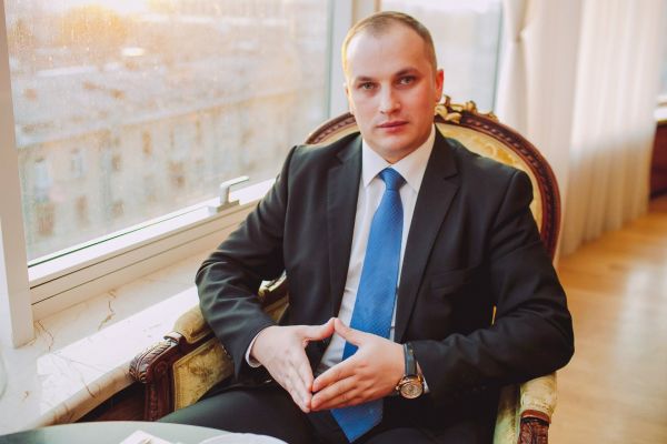 "Ordinul Republicii" este distincţia supremă şi se conferă pentru merite excepţionale în toate domeniile de activitate pentru binele țării.