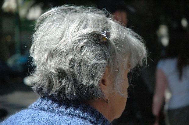 O femeie cu surditate își poate pierde casa după ce a semnat acte pe care nu le-a înțeles.