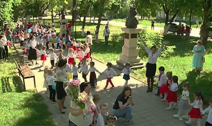 Более 400 детей из детского сада в Крикова решили рассказать всему миру, что традиционный костюм и национальные традиции - это то, что определяет нас как народ. 
