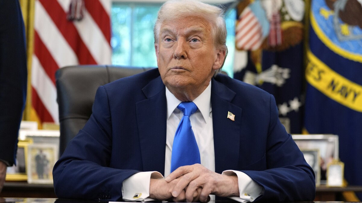 Трамп пригрозил ударить по Оману в случае срыва урегулирования с Ираном.