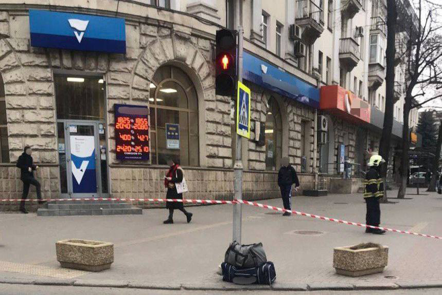 Полиция: Внутри подозрительных сумок оказались личные вещи.