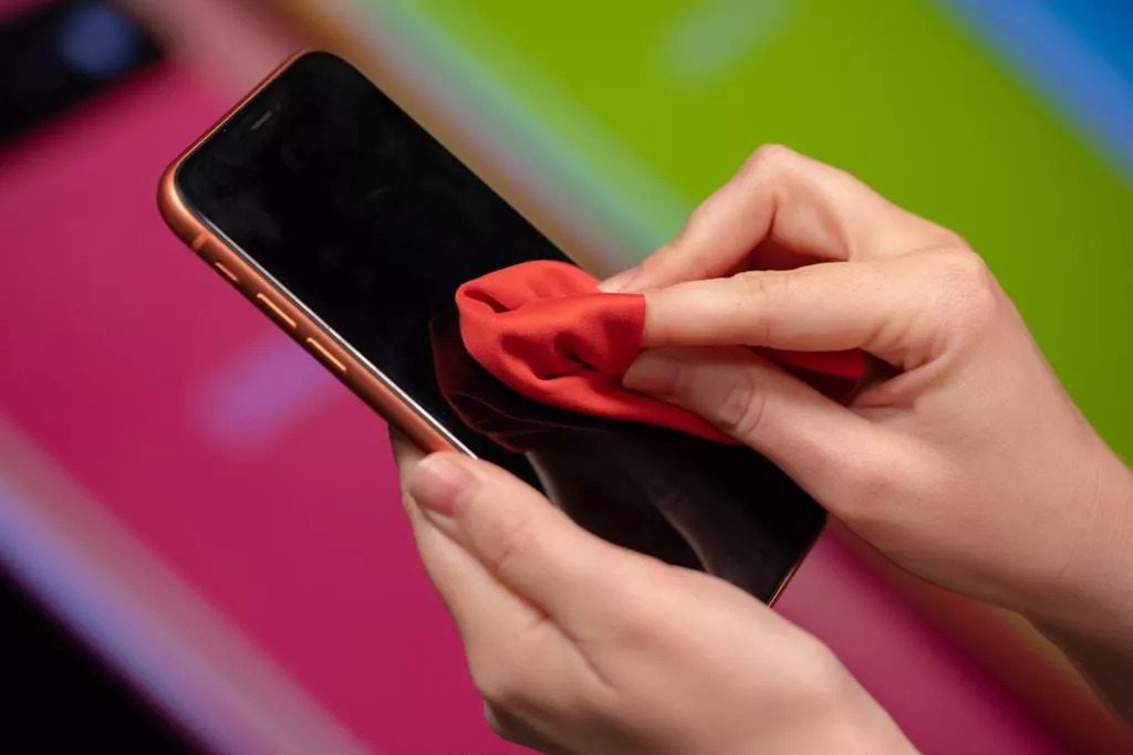 Из-за коронавируса Apple впервые разрешила дезинфицировать iPhone.