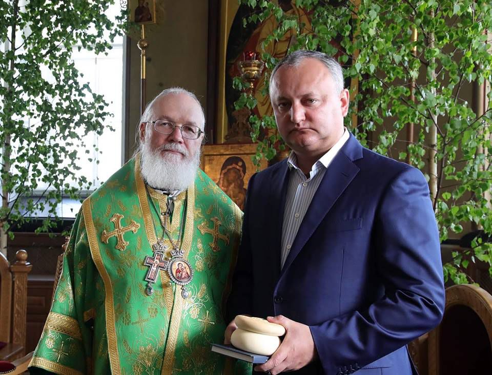 В Валаамском Спасо-Преображенском монастыре епископ Троицкий Панкратий передал частичку мощей великого святого этой обители.