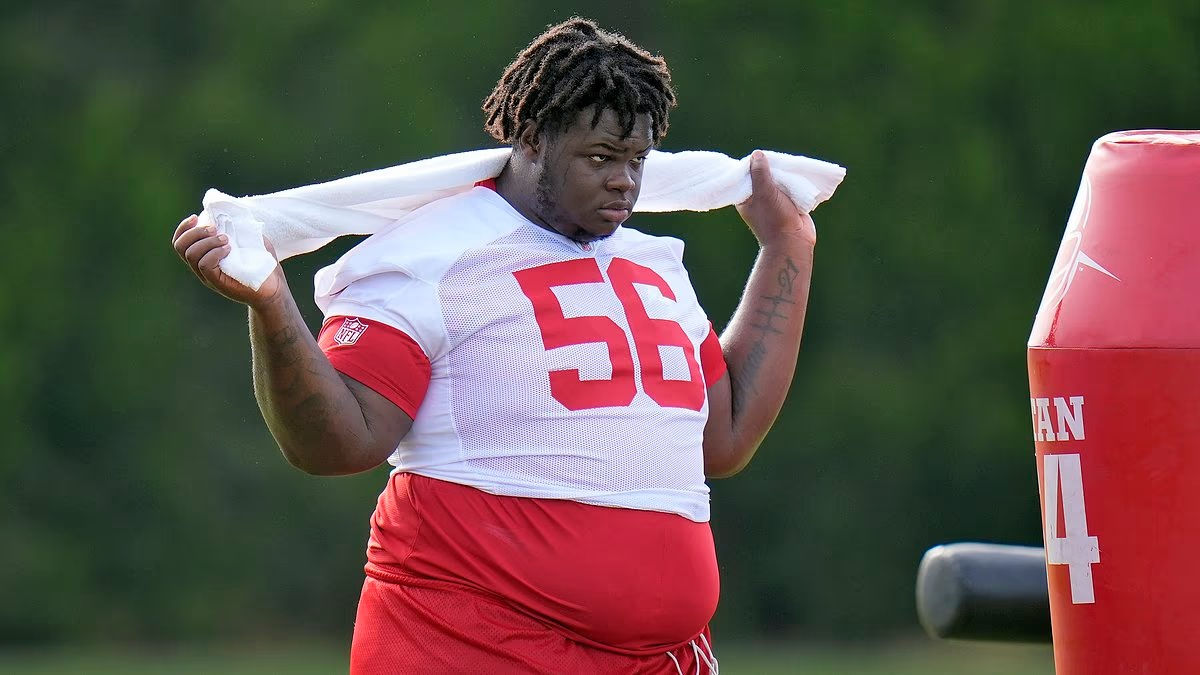 Cel mai greu jucător din NFL, dat afară din echipă pentru surplusul de kilograme.
