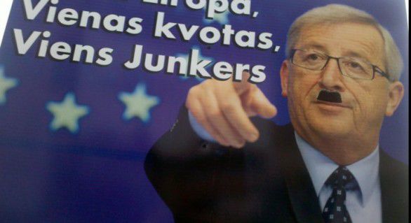 Protestatarii au afişat bannere în care preşedintele Comisiei Europene, Jean-Claude Juncker, era comparat cu Adolf Hitler şi Iosif Stalin şi au cerut demisia Guvernului.