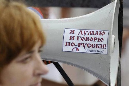Мухаметшин совершенно справедливо тревожится о том, что русский язык постепенно втесняется из среды общения, из школьных программ.