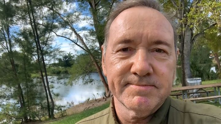 Кевин Спейси записал новое рождественское обращение к поклонникам.