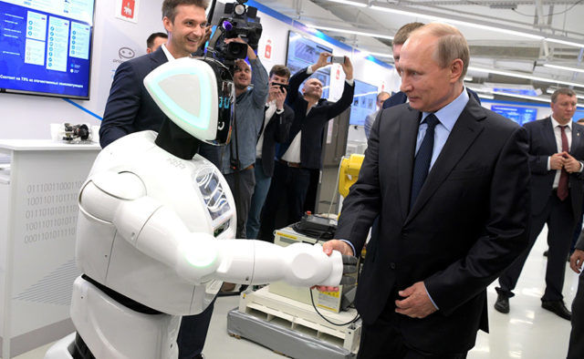 Робот Promobot приобрел известность в 2017 году, когда его представили Владимиру Путину и андроид пожал ему руку.