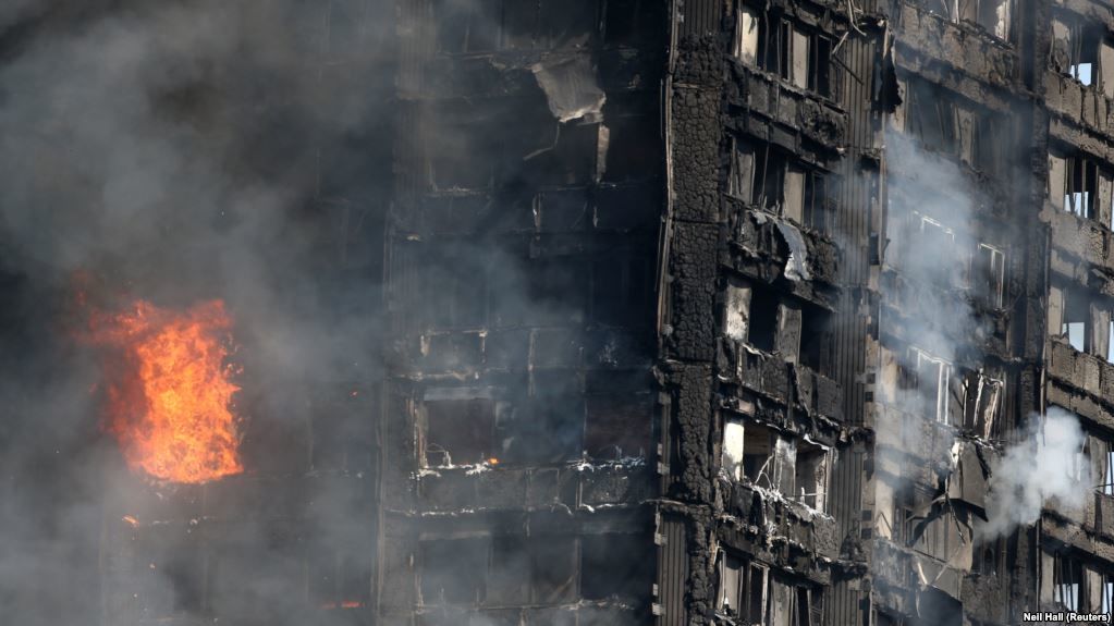 Cel puțin 12 oameni au murit în incendiul declanșat într-un bloc din Londra. Foto: Reuters