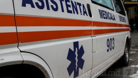 O femeie de 36 de ani din capitală și-a zdrobit trei degete de la mâna dreaptă în urma unui accident la locul de muncă.