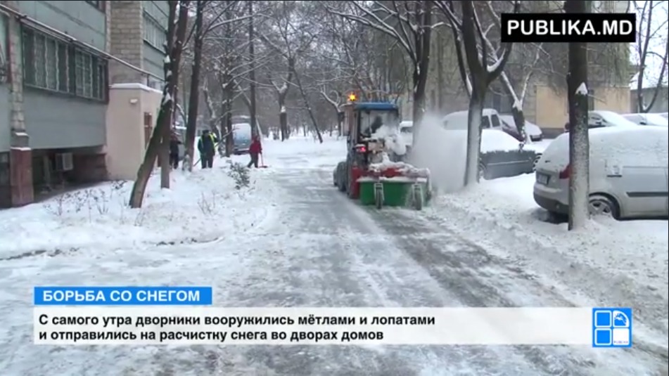 Во дворах многоэтажек работают 25 тракторов и 14 снегоуборочных машин.