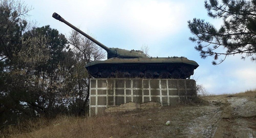 Demnitarii au încercat să demonteze de pe postament tancul IS-3 din raionul Ungheni. Foto: Facebook / Григоре Новак