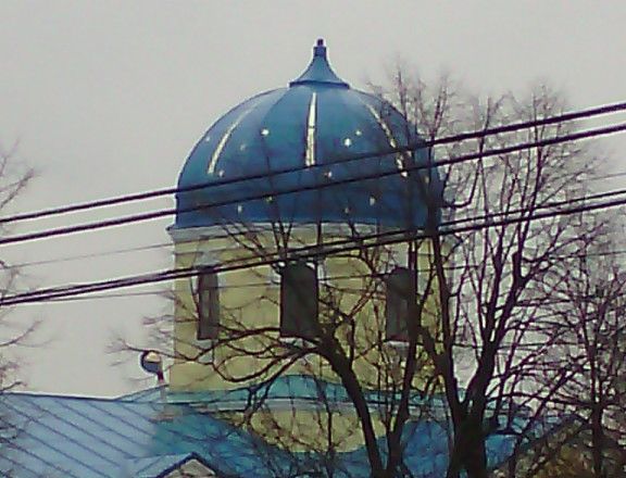 O biserica dintr-o localitate din raionul Rezina a ramas fara crucea instalata in varful lacasului. Foto: protv.md