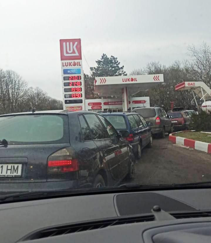 Locuitorii Transnistriei formează cozi la stațiile de alimentare cu gaz din Moldova.