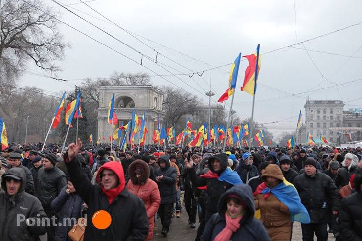 Либо политики выполняют требования протестующих, либо манифестанты переходят к следующему шагу.