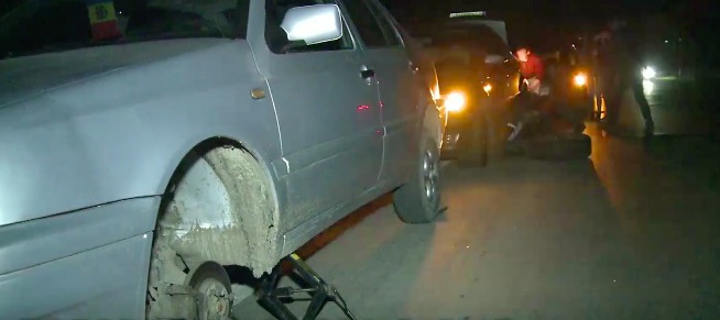 Одни меняли покрышки сами, другие ждали помощи. 