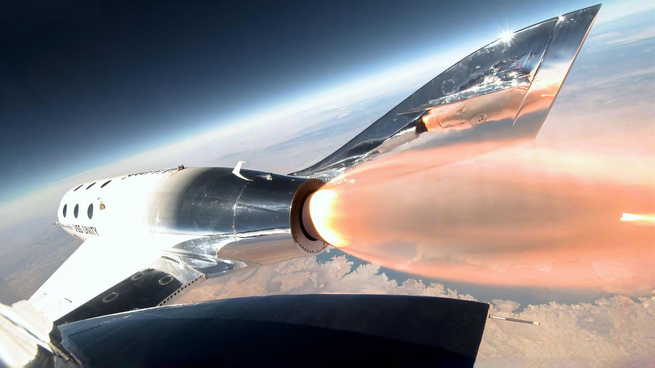 Virgin Galactic отправила в суборбитальный полет окаменелые останки вместе с туристами.