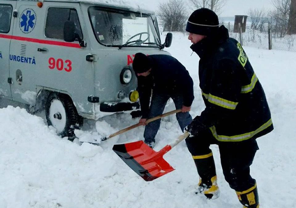 Спасатели разблокировали из снега 3 машины скорой помощи. Фото: dse.md.