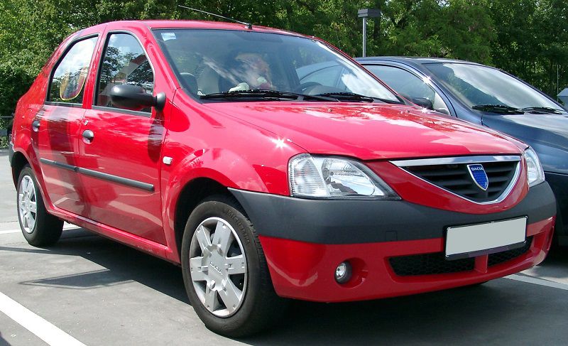 Lider în topul vânzărilor rămâne Dacia, cu aproape 300 de mașini vândute.