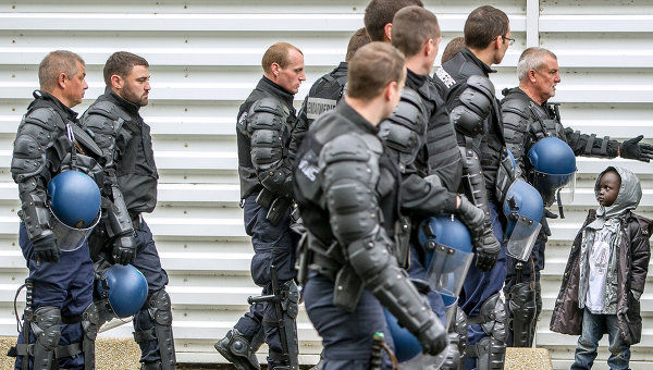 Мигранты протестуют против условий содержания.