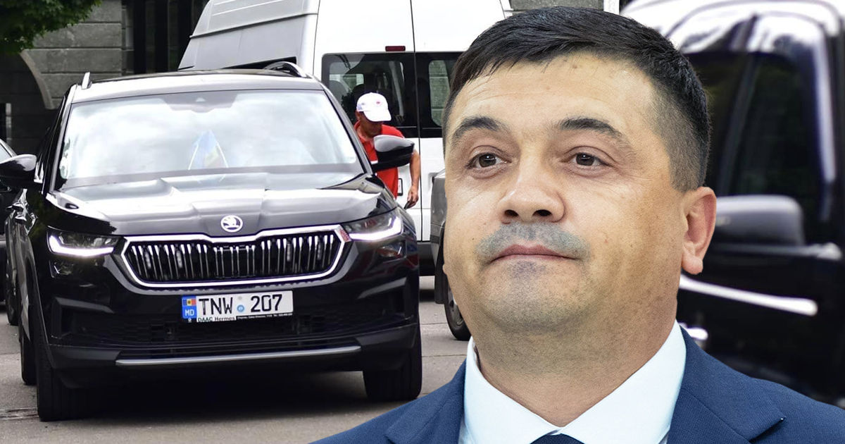 Автомобиль министра внутренних дел был припаркован на тротуаре в столице.