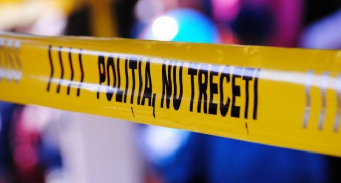 Un bărbat a fost găsit împușcat în gât în propria locuință. 